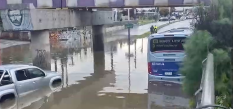 Rescatan a pasajeros de camioneta y bus que quedaron atrapados por inundación en Concepción